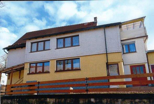 Straßenansicht vom Wohnhausen