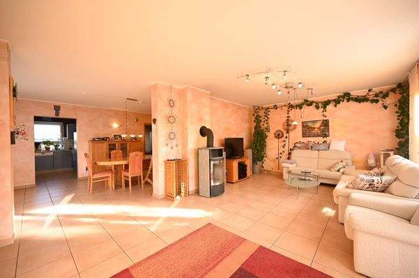 Helles Wohn-und Esszimmer