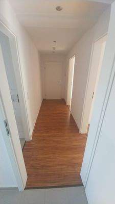 Langer Flur mit Holzboden