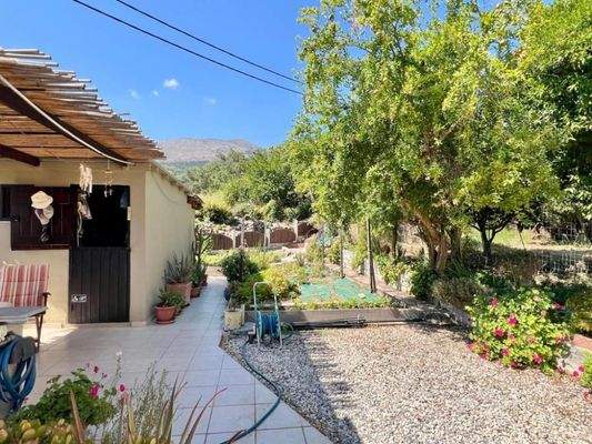 Kreta, Latsida: Charmantes Dorfhaus mit Garten zu verkaufen