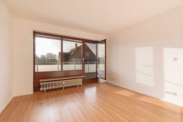 Lichtdurchflutetes Wohnzimmer mit Zugang zur vorderen Terrasse