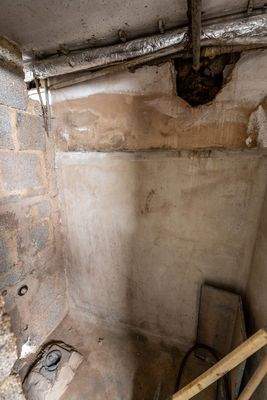 Vorbereitung von Duschen (Keller)