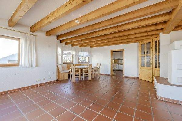 Essbereich mit Zugang zur Küche