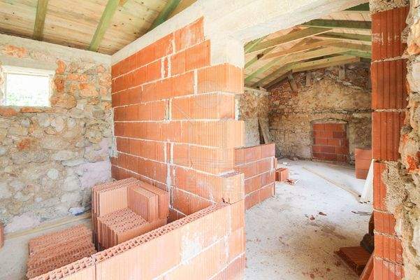 Alle Räume sind mit großen Fenstern versehen