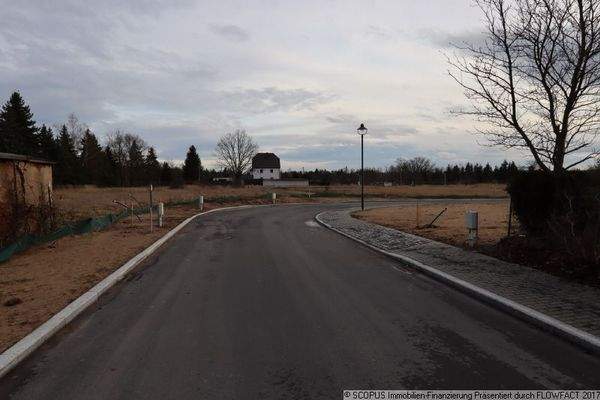 Straße zum Wohngebiet