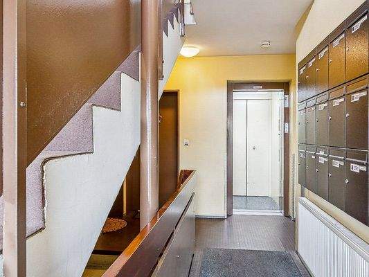 Hauseingang mit Aufzug