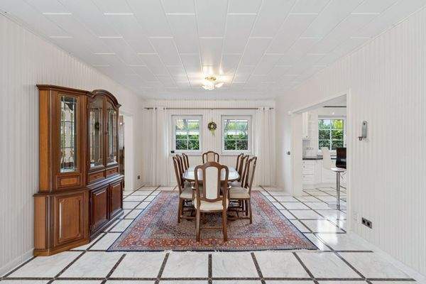 Essbereich mit Zugang zur Küche