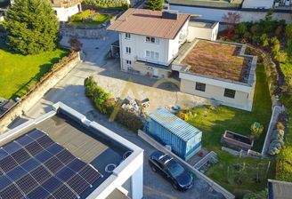 Westansixcht großzügiger  Parkplatz