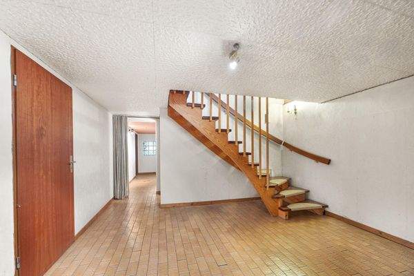 wohnlich gestalteter Keller mit schöner Deckenhöhe