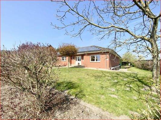 der Bungalow wirkt schon von außen.....