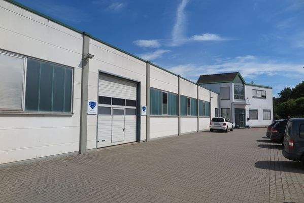 Hausansicht - Stellplätze