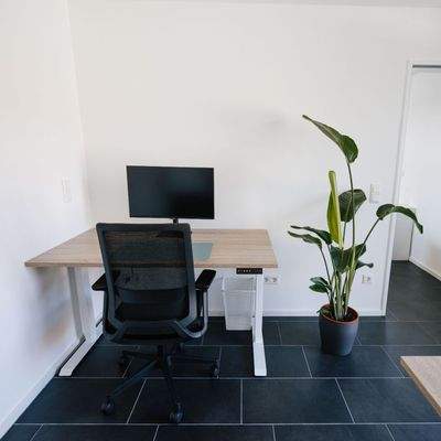 Arbeitsplatz 2 in verfügbarem Büroraum