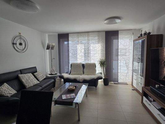 Wohnzimmer mit Balkonzugang