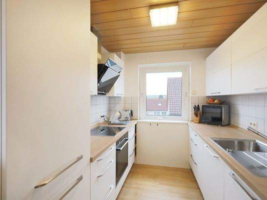 Schöne, moderne Einbauküche mit hochwertiger Ausstattung (Küche der Mieter)