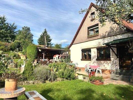 Ostblick in den Garten und  auf die  Sonnenterrasse