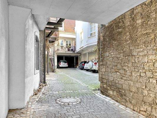 Zufahrt zum Innenhof mit Stellplatz