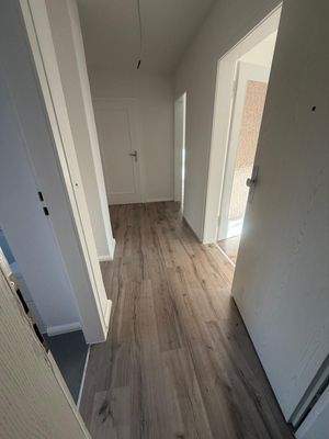 Heller Flur mit Holzboden