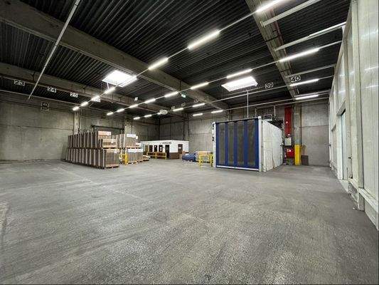 Innenansicht Halle mit Verladeschleuse