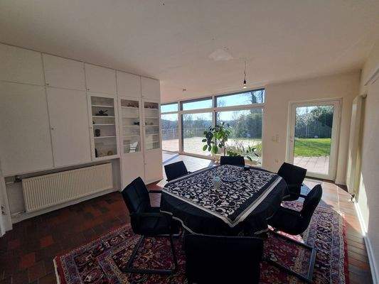 Essbereich mit Einbauschränken