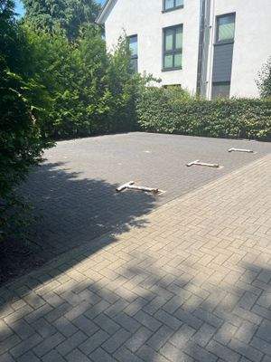 2. Parkplätze hinter dem Haus.jpg