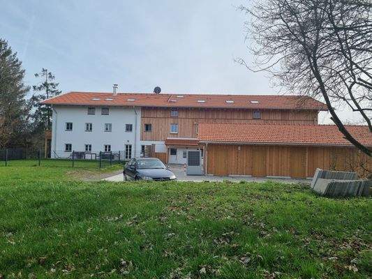 Ansicht von Norden mit Carports