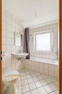 Tageslichtbad mit Wanne