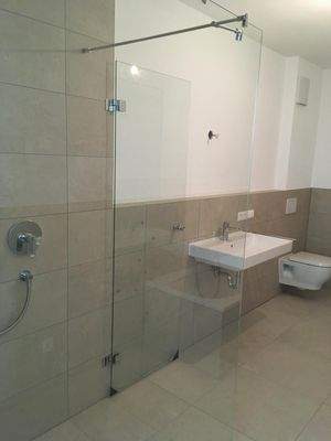 Bad mit begehbarer Dusche.jpg