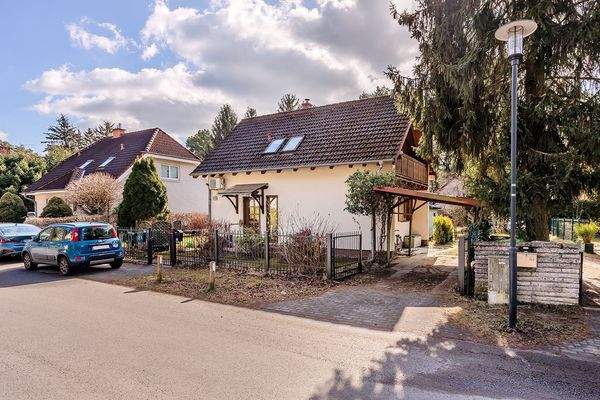 Zufahrt mit Vorderhaus