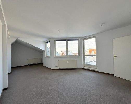 Wohnzimmer mit Balkonzugang