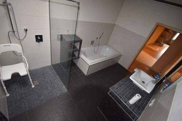 EG: Neues Bad mit bodentiefer Dusche/Wanne