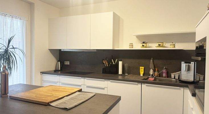 moderne Einbauküche mit Insel 