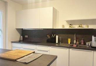 moderne Einbauküche mit Insel 