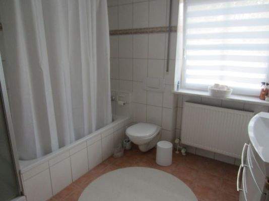 Bad mit Wanne und Dusche