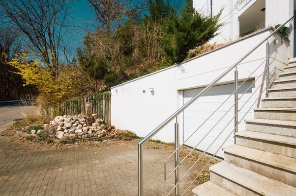 Detailansicht Treppe und Garage sowie Hoffläche vor der Garage 