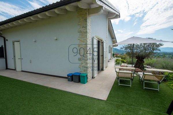 Eckreihenhaus-Villa mit großem Garten in Castion Veronese - Gardasee