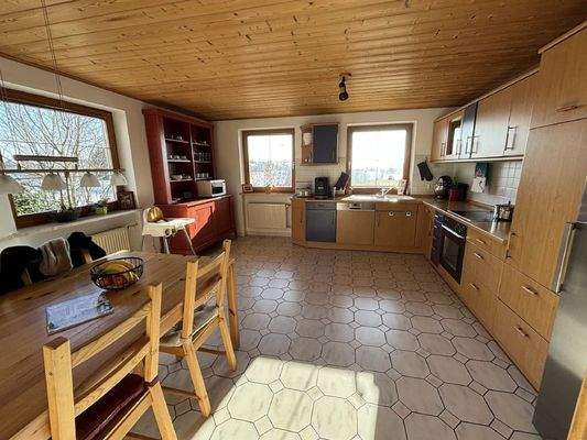 großzügige Essküche