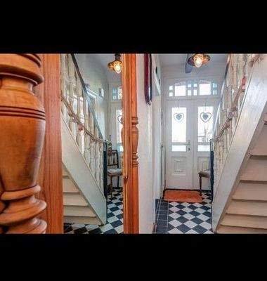 Haupteingang mit Treppe zum vorderen Obergeschoss