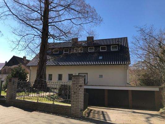 Hausansicht mit Garagen