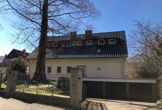 Hausansicht mit Garagen