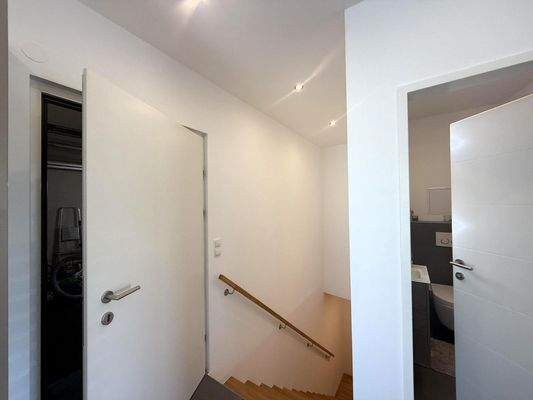 EG / Zugang Garage, Wohnkeller und Gäste-WC