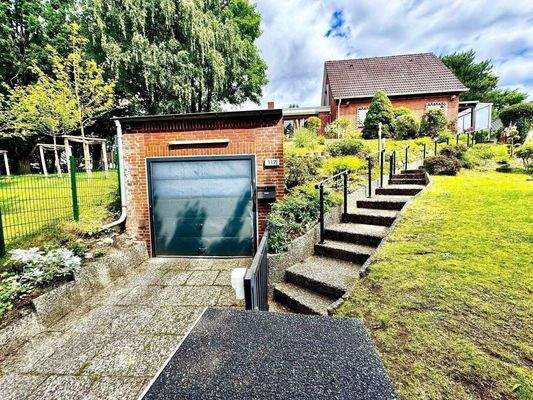 Ansicht von der Straße (Garage)