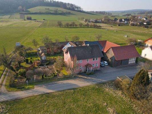 Luftaufnahme Vorderansicht Haus und Scheune