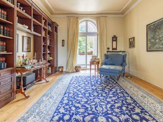 Esszimmer mit Austritt auf Loggia 