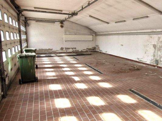 die große Fahrzeughalle mit Grube im Hintergrund