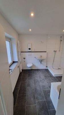 Badezimmer mit Dusche und Wanne