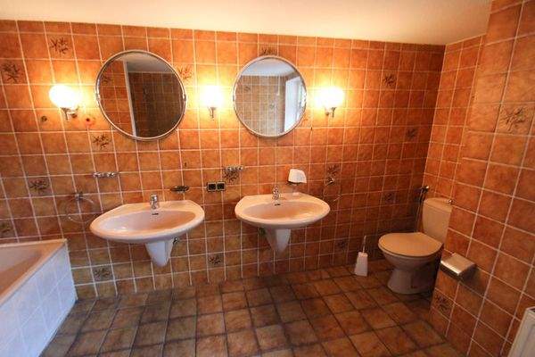 Vollbad mit 2 Waschtischen