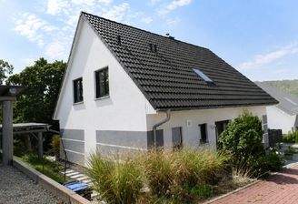 Seitenansicht mit Einfahrt zum Carport