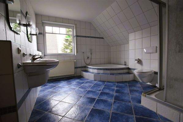 Bad im Dachgeschoss