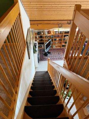 Treppe mit Blick ins Wohnzimmer