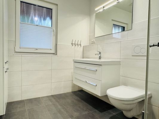 Badezimmer (EG links) 